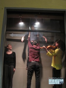 Performance di "CANI" in Vetrina espositiva