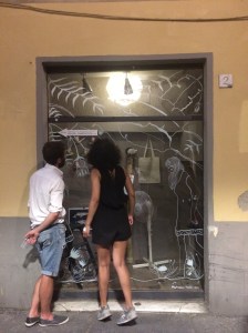 Mafreshu live painting sulla vetrina espositiva.